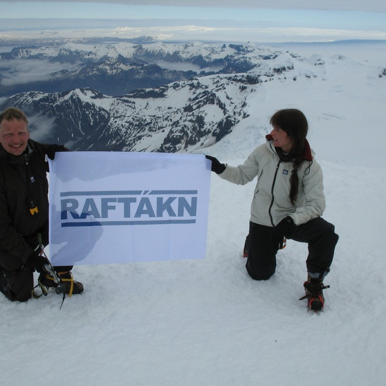 Raftáknsfáninn á toppnum