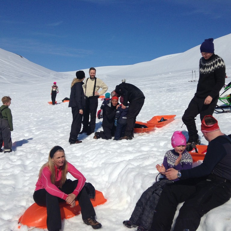 J&oacute;i Simm og fj&ouml;lskylda &iacute; forgrunni, Elmar og &Ouml;rn me&eth; s&iacute;na.