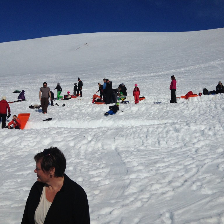 Svo er a&eth; bl&aacute;sa m&aelig;&eth;inni