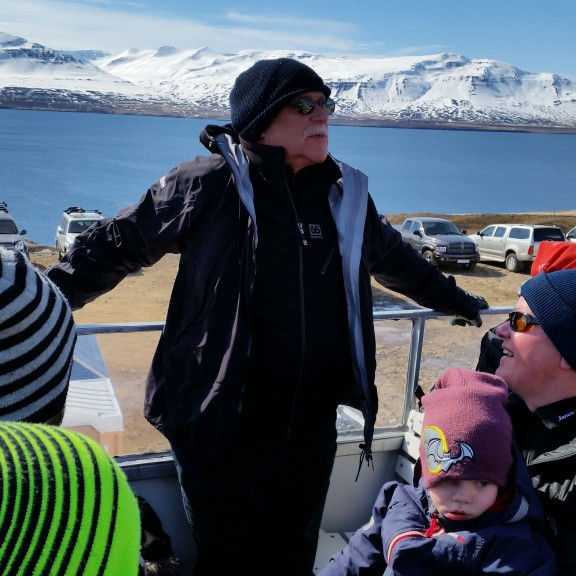 &Aacute;rni &aacute; lei&eth; &aacute; toppinn - h&uacute;fan er alv&ouml;ru...