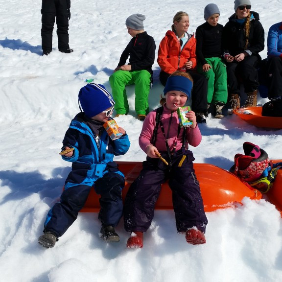 Allir &thorn;urfa a&eth; bor&eth;a b&aelig;&eth;i st&oacute;rir og litlir