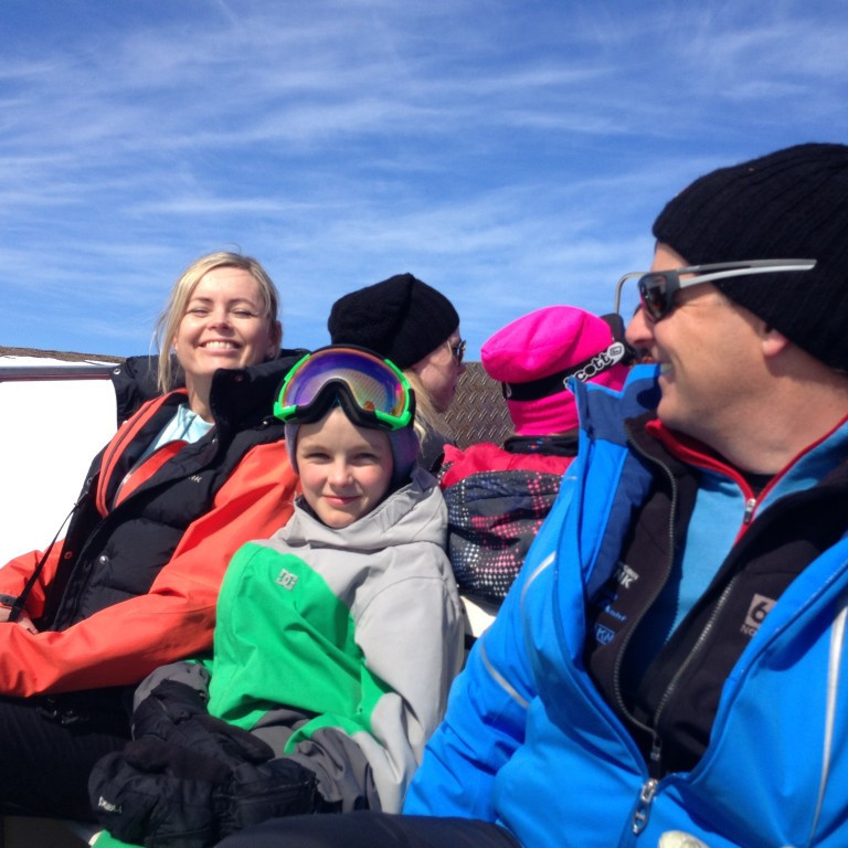 Inga Margr&eacute;t, Egill Gauti og Gunni &iacute; s&oacute;lskins skapi