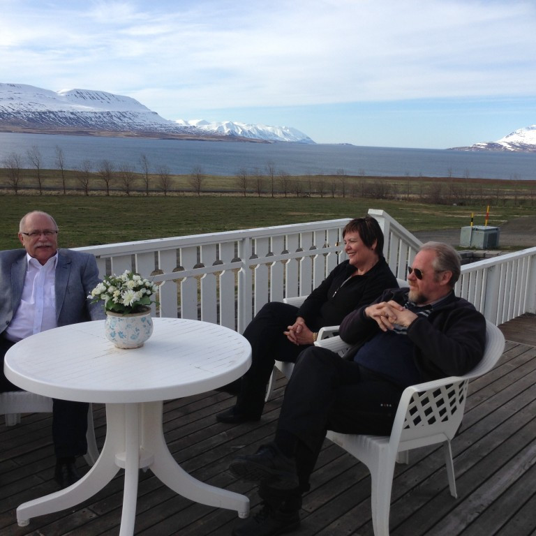 Slappa&eth; af &aacute; ver&ouml;ndinni &iacute; Sveibjarnarger&eth;i og &Aacute;rni or&eth;inn normal aftur. &Aacute;rni, Vald&iacute;s og Vignir