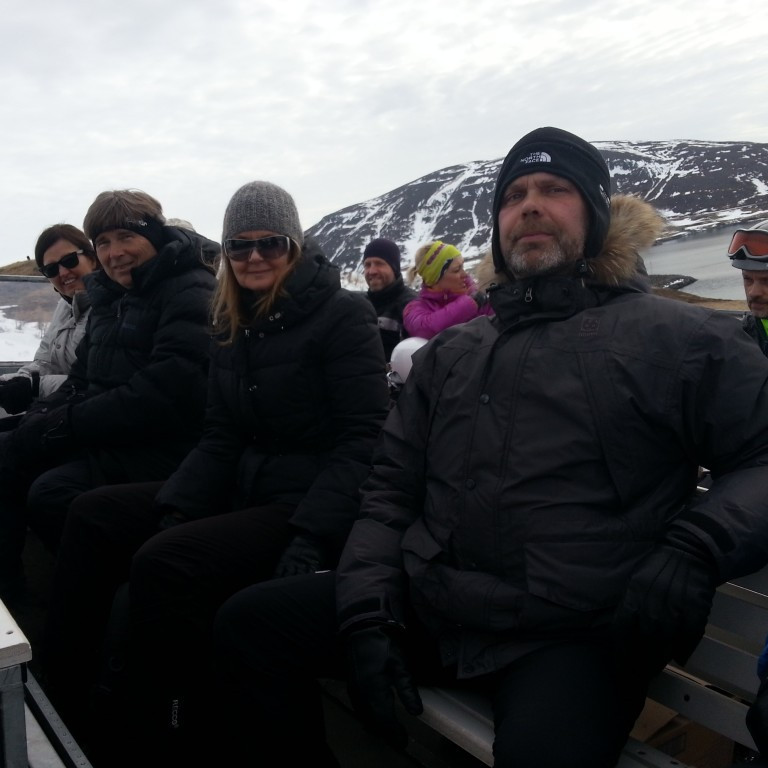 G&iacute;sli, Anna Margr&eacute;t, Siggi og Bagga &aacute; lei&eth; &aacute; Kaldbak Elmar, Sara og Binni &iacute; bakgrunni.