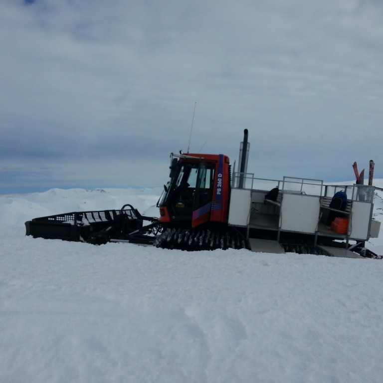 Snj&oacute;b&iacute;ll &aacute; lei&eth; &aacute; Kaldbak &iacute; lok h&ouml;nnunardags. Eftir st&iacute;fa vinnu er gott a&eth; fara &uacute;t saman og nj&oacute;ta dagsins.