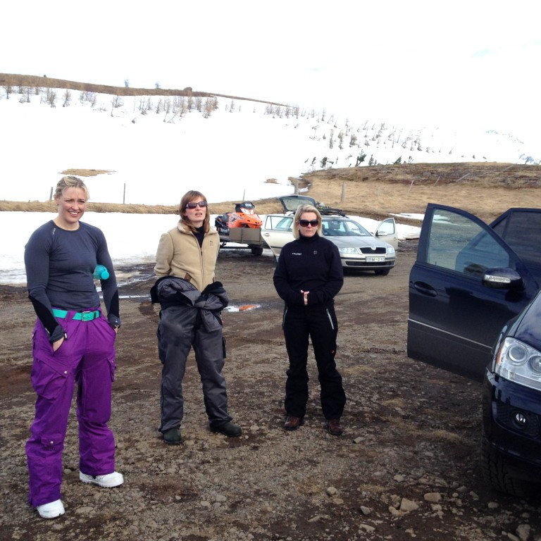 &Aacute;sr&uacute;n, Sara Esther og &Aacute;sta b&yacute;sna k&aacute;tar me&eth; fer&eth;ina.