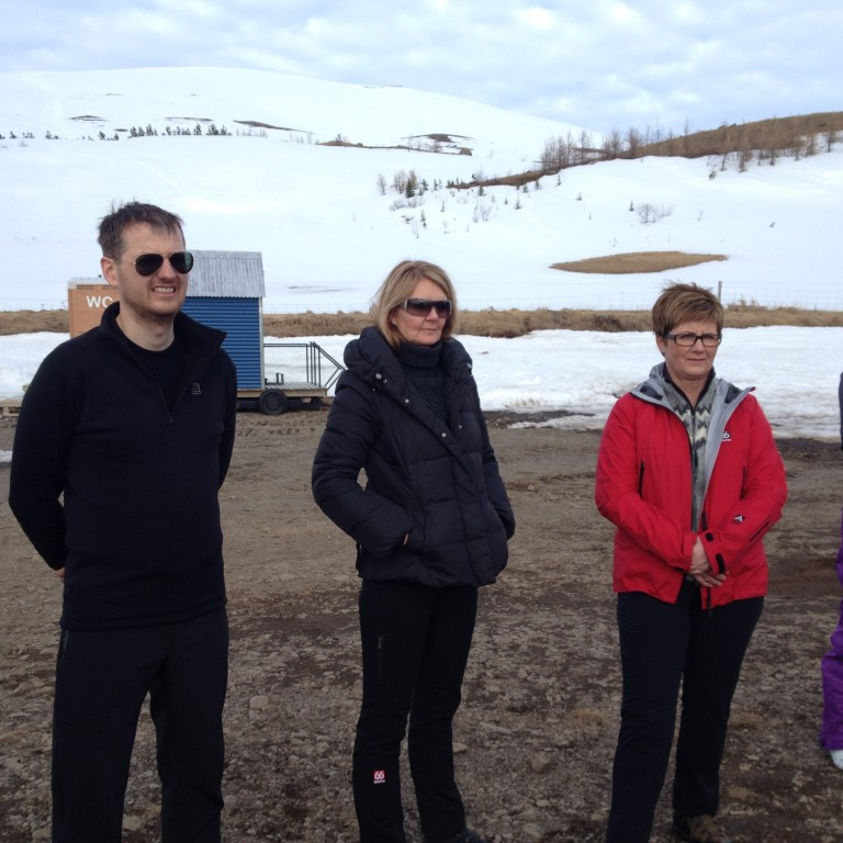 Bj&ouml;rgvin, Anna Margr&eacute;t, &Aacute;sr&uacute;n og Sara me&eth; brekkurnar &iacute; baks&yacute;n.