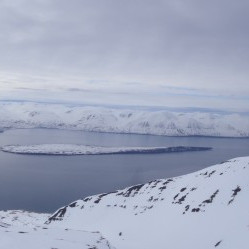 &Uacute;ts&yacute;ni til vesturs fr&aacute; Kaldbak - Hr&iacute;sey blasir vi&eth; &aacute; mi&eth;jum fir&eth;i.