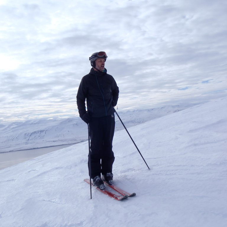 Binni a&eth; skanna brekkurnar og gefa g&oacute;&eth; r&aacute;&eth;.