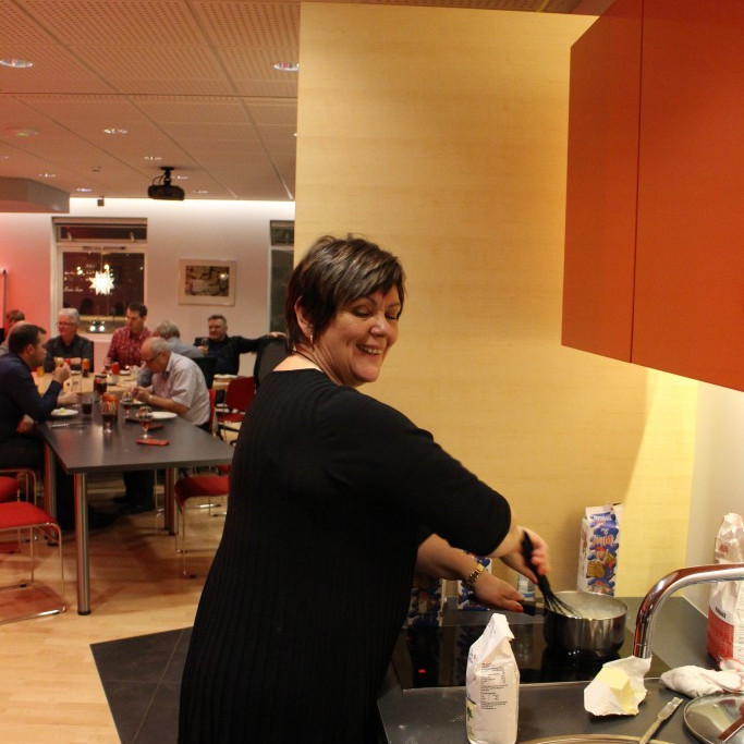 mamma í eldhúsinu eitthvað að fást við mat